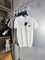 قميص برادا الجديد المحبوك بأكمام قصيرة