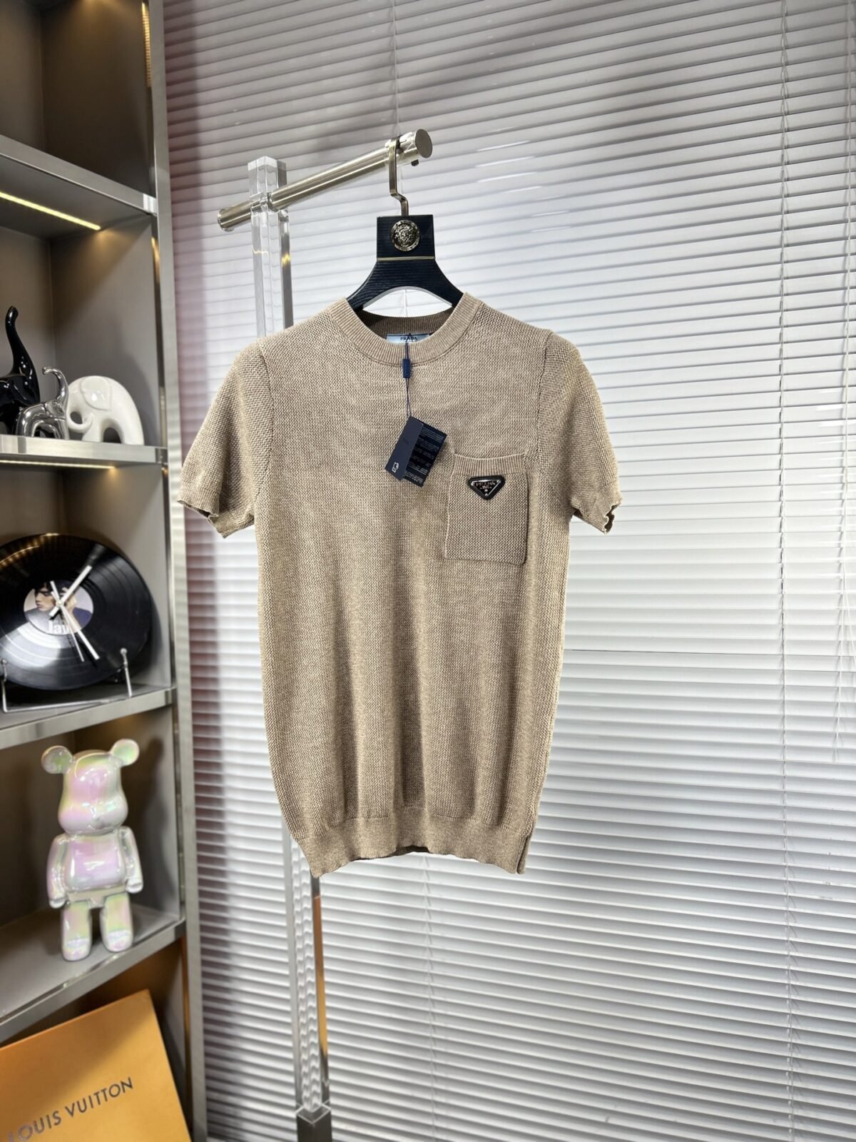 ⁦قميص برادا الجديد المحبوك بأكمام قصيرة⁩ - الصورة ⁦2⁩