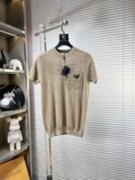 ⁦قميص برادا الجديد المحبوك بأكمام قصيرة⁩ - الصورة ⁦2⁩