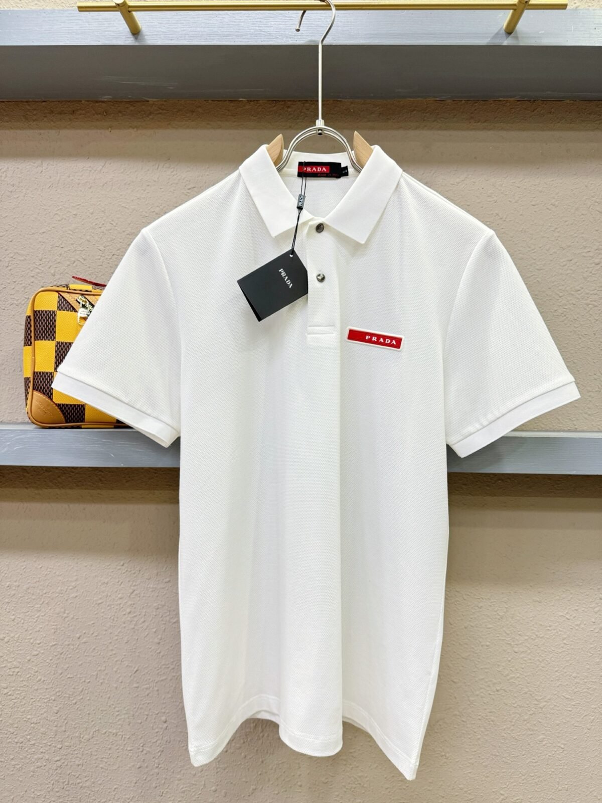 ⁦قميص بولو رجالي من برادا بأكمام قصيرة وياقة مدورة⁩ - الصورة ⁦6⁩