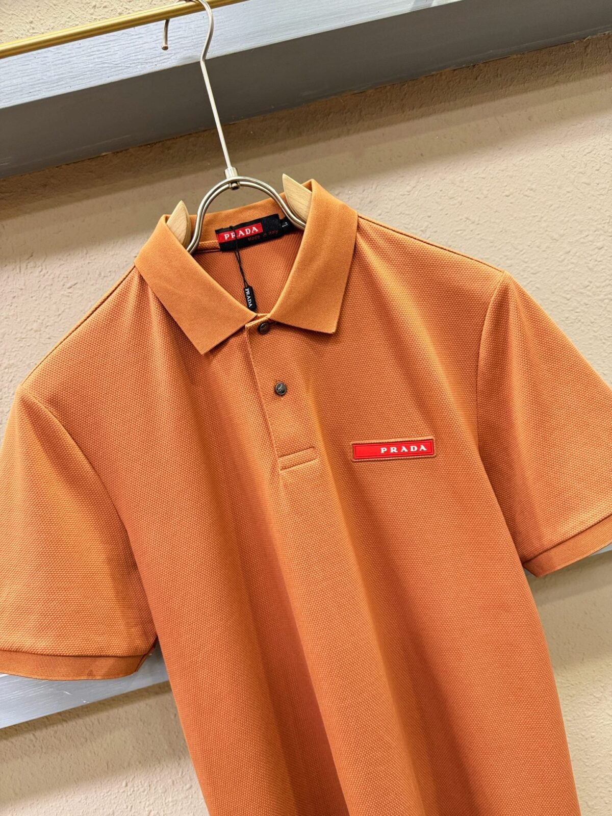 ⁦قميص بولو رجالي من برادا بأكمام قصيرة وياقة مدورة⁩ - الصورة ⁦10⁩