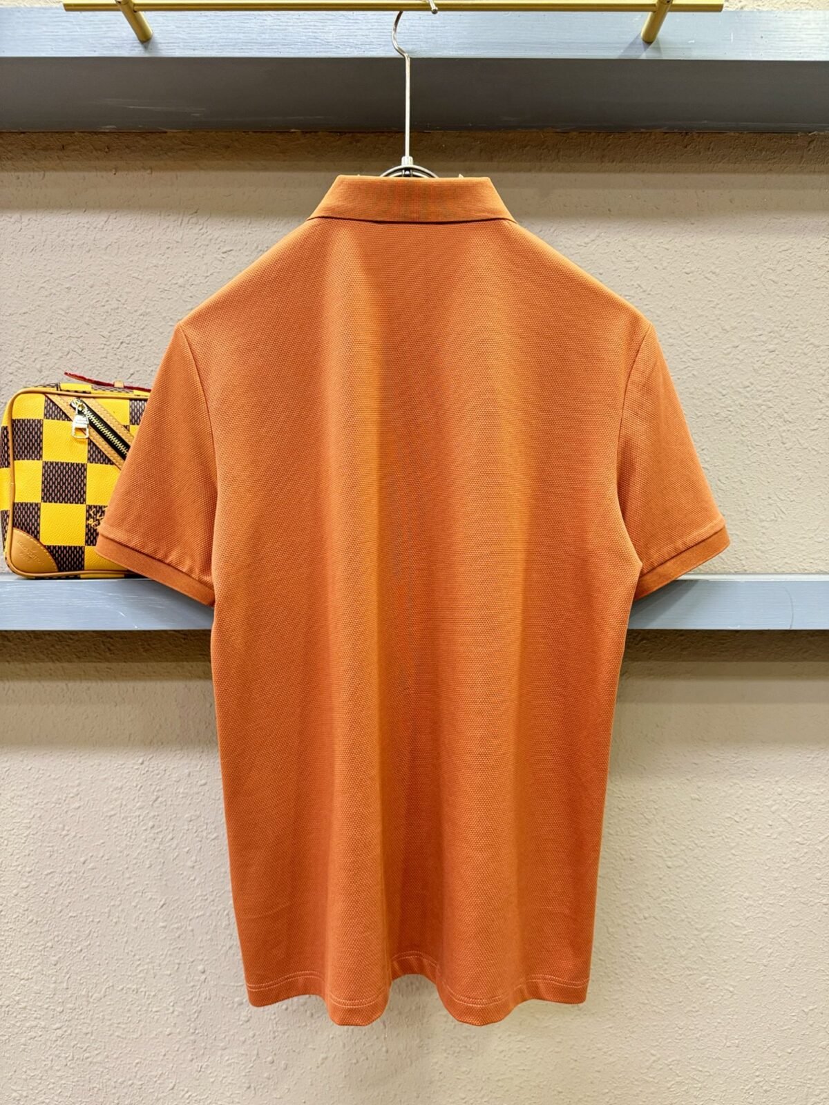 ⁦قميص بولو رجالي من برادا بأكمام قصيرة وياقة مدورة⁩ - الصورة ⁦7⁩