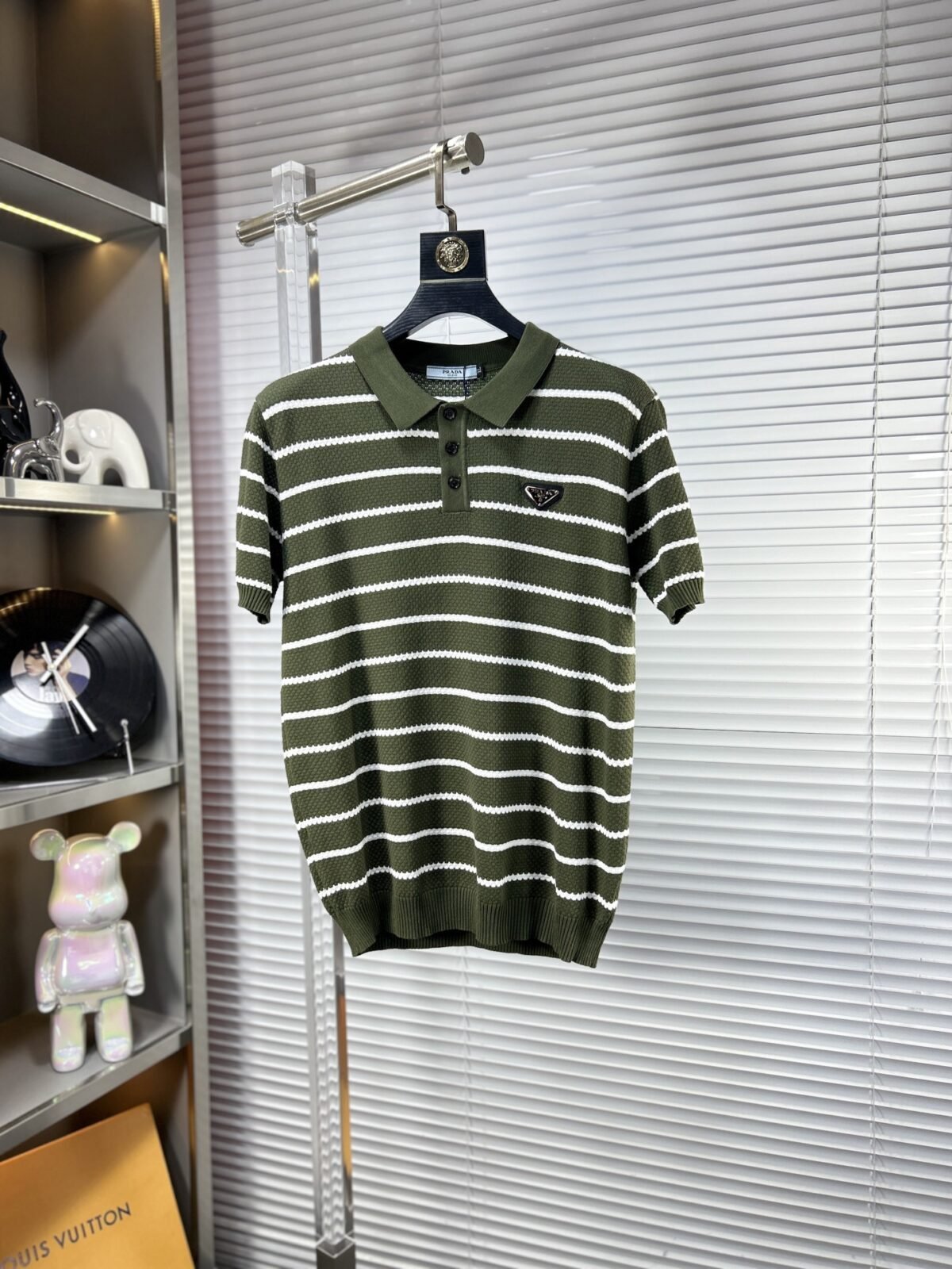 ⁦قميص بولو برادا الجديد المحبوك بأكمام قصيرة⁩ - الصورة ⁦3⁩