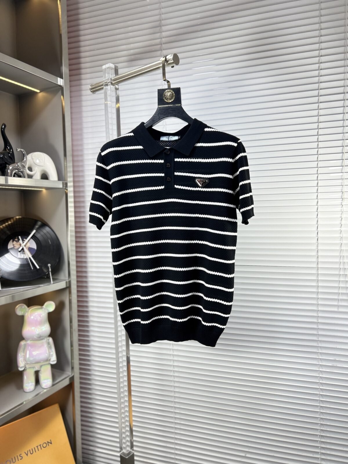 ⁦قميص بولو برادا الجديد المحبوك بأكمام قصيرة⁩ - الصورة ⁦4⁩