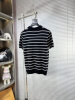 ⁦قميص بولو برادا الجديد المحبوك بأكمام قصيرة⁩ - الصورة ⁦5⁩