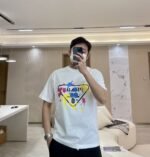 ⁦تيشيرت براد الصيفي الجديد، بتصميم عصري وبسيط بأكمام قصيرة، يتميز بتناغمه مع الملابس.⁩ - الصورة ⁦5⁩