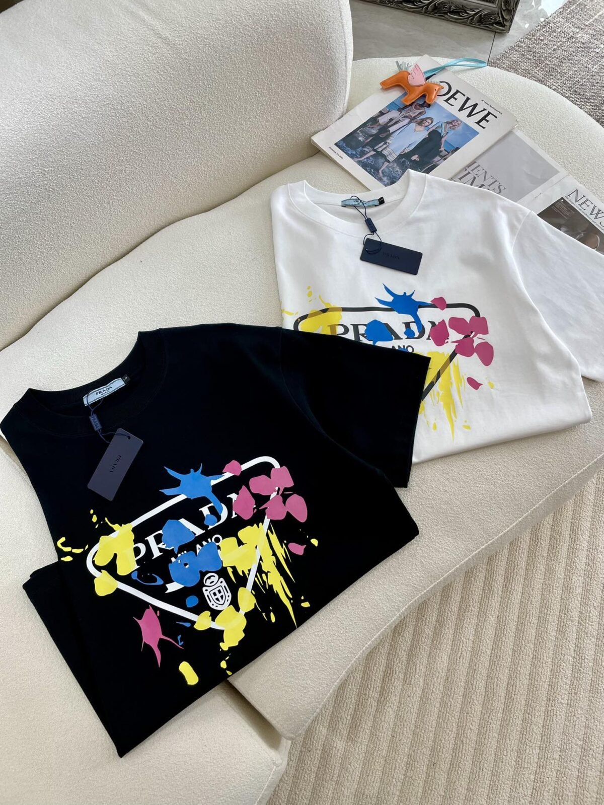 ⁦تيشيرت براد الصيفي الجديد، بتصميم عصري وبسيط بأكمام قصيرة، يتميز بتناغمه مع الملابس.⁩ - الصورة ⁦1⁩