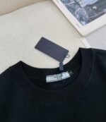 ⁦تيشيرت براد الصيفي الجديد، بتصميم عصري وبسيط بأكمام قصيرة، يتميز بتناغمه مع الملابس.⁩ - الصورة ⁦6⁩