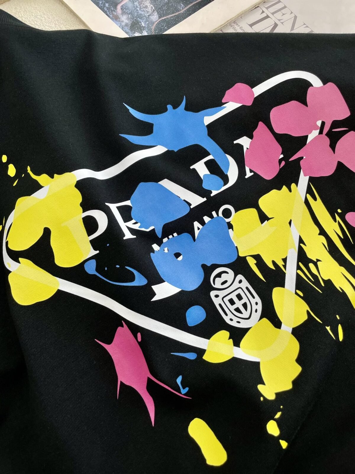 ⁦تيشيرت براد الصيفي الجديد، بتصميم عصري وبسيط بأكمام قصيرة، يتميز بتناغمه مع الملابس.⁩ - الصورة ⁦7⁩