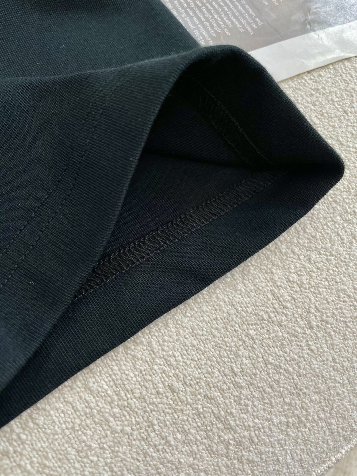 ⁦تيشيرت براد الصيفي الجديد، بتصميم عصري وبسيط بأكمام قصيرة، يتميز بتناغمه مع الملابس.⁩ - الصورة ⁦8⁩