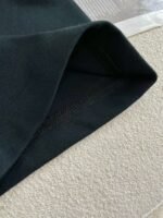 ⁦تيشيرت براد الصيفي الجديد، بتصميم عصري وبسيط بأكمام قصيرة، يتميز بتناغمه مع الملابس.⁩ - الصورة ⁦8⁩