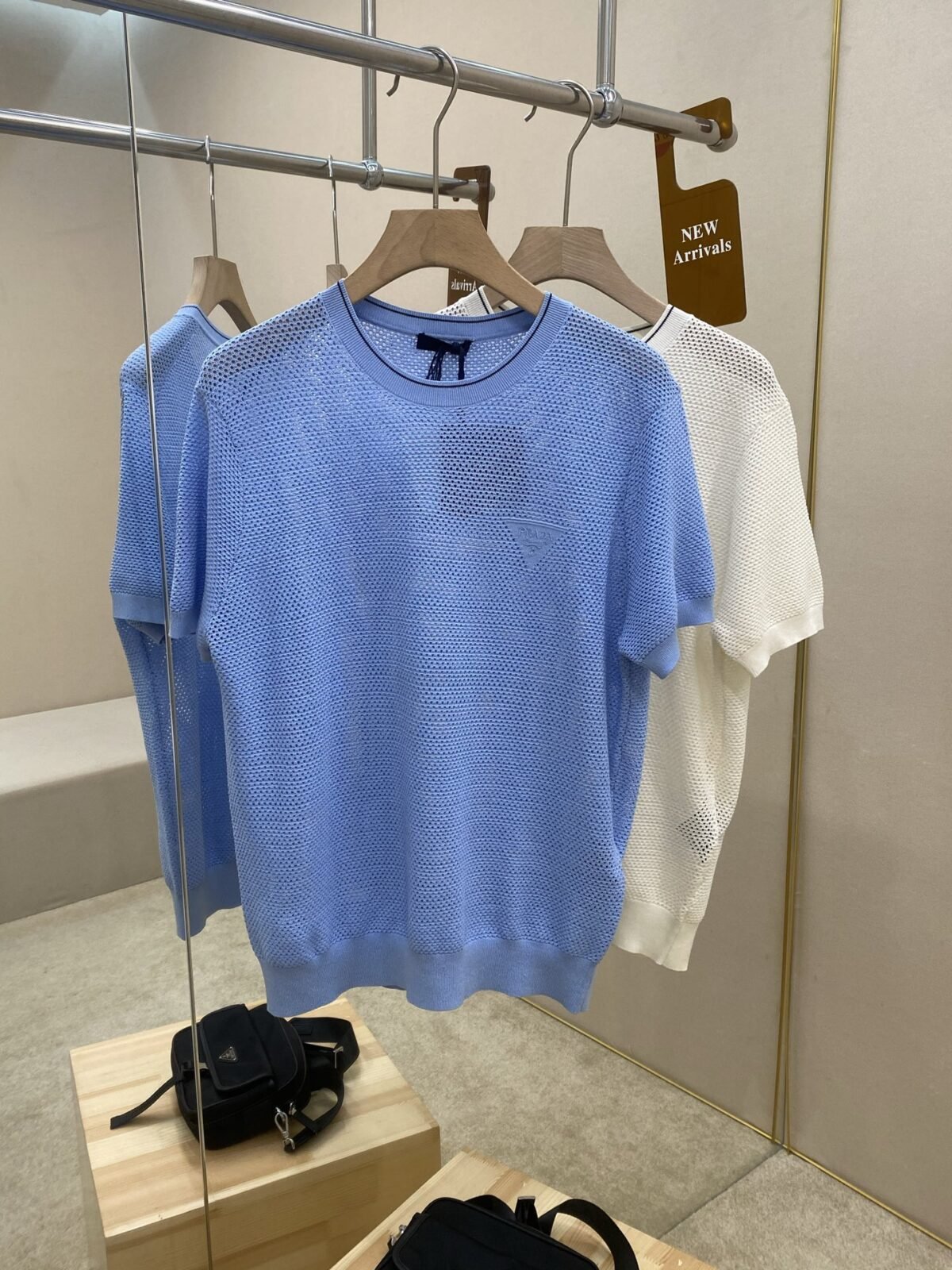 wsxc1747346039717_0 قميص برادا الجديد بياقة دائرية مجوفة - الصورة 1