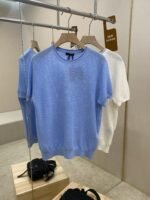 قميص برادا الجديد بياقة دائرية مجوفة