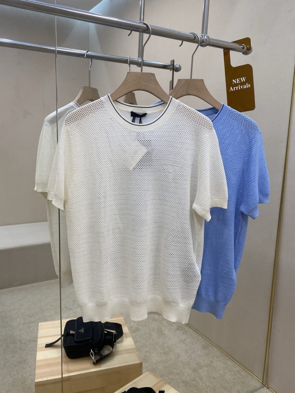 ⁦قميص برادا الجديد بياقة دائرية مجوفة⁩ - الصورة ⁦2⁩