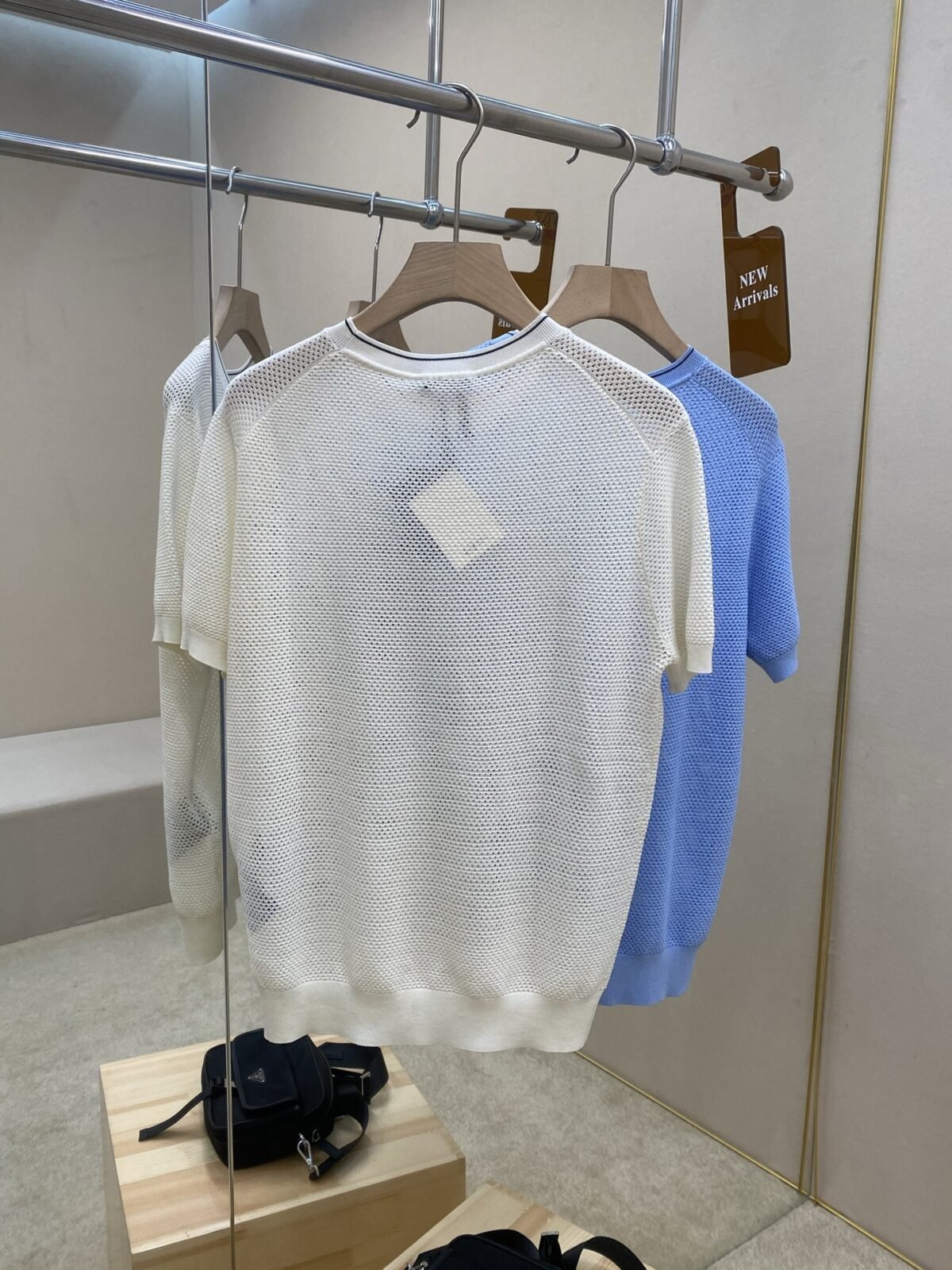 ⁦قميص برادا الجديد بياقة دائرية مجوفة⁩ - الصورة ⁦4⁩