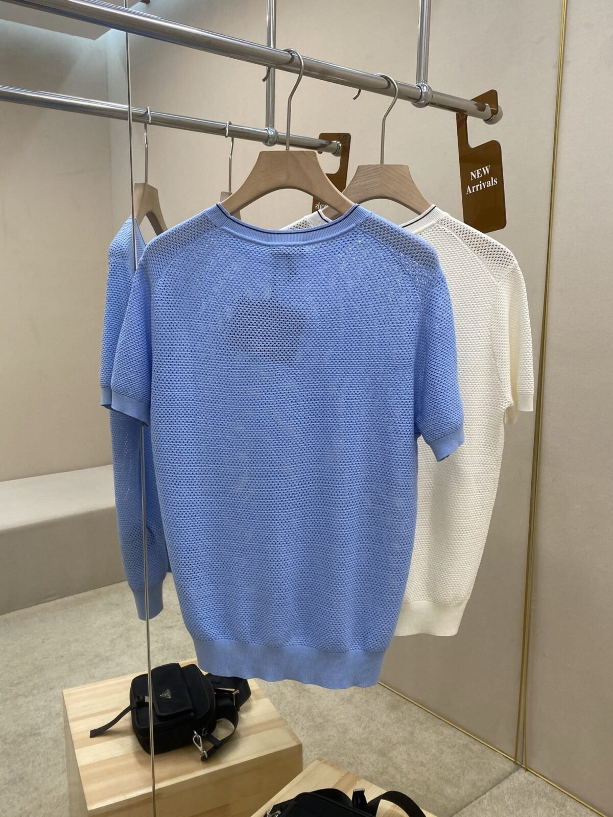 ⁦قميص برادا الجديد بياقة دائرية مجوفة⁩ - الصورة ⁦3⁩