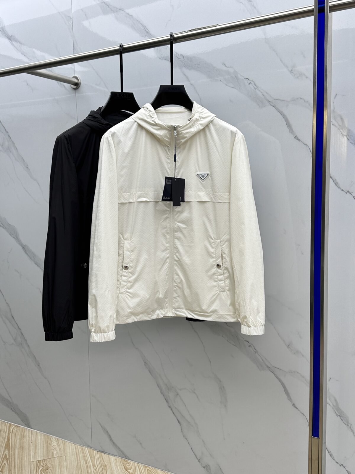 ⁦جاكيت برادا الرجالي الجديد بغطاء رأس⁩ - الصورة ⁦1⁩