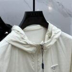 ⁦جاكيت برادا الرجالي الجديد بغطاء رأس⁩ - الصورة ⁦5⁩