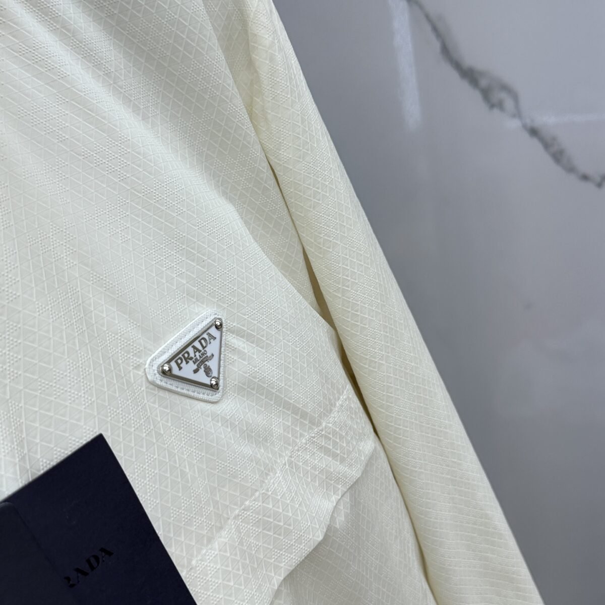 ⁦جاكيت برادا الرجالي الجديد بغطاء رأس⁩ - الصورة ⁦7⁩