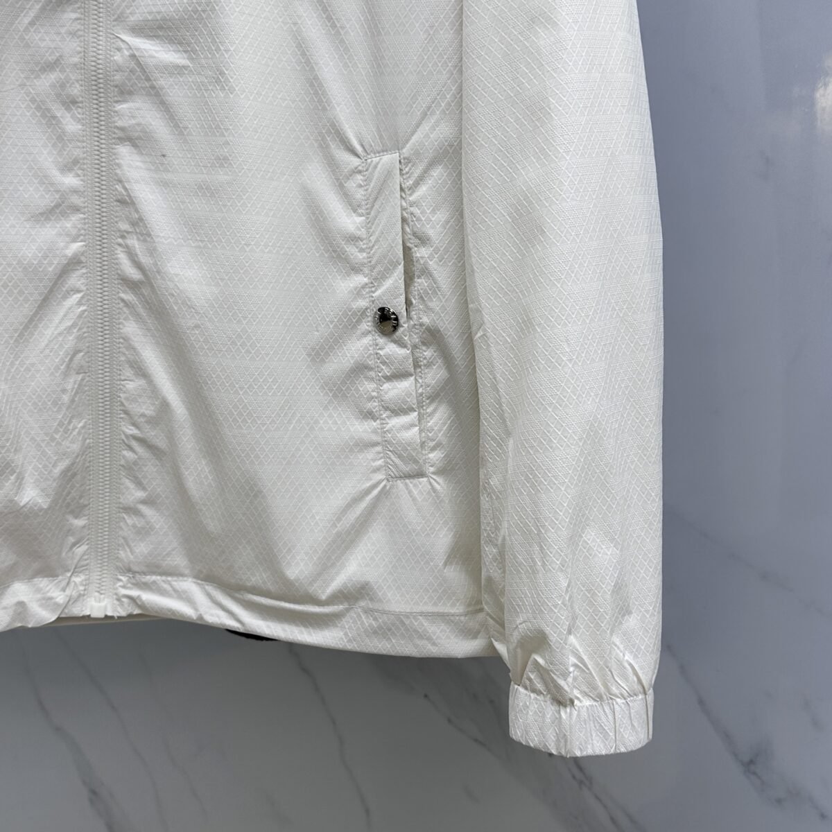 ⁦جاكيت برادا الرجالي الجديد بغطاء رأس⁩ - الصورة ⁦8⁩