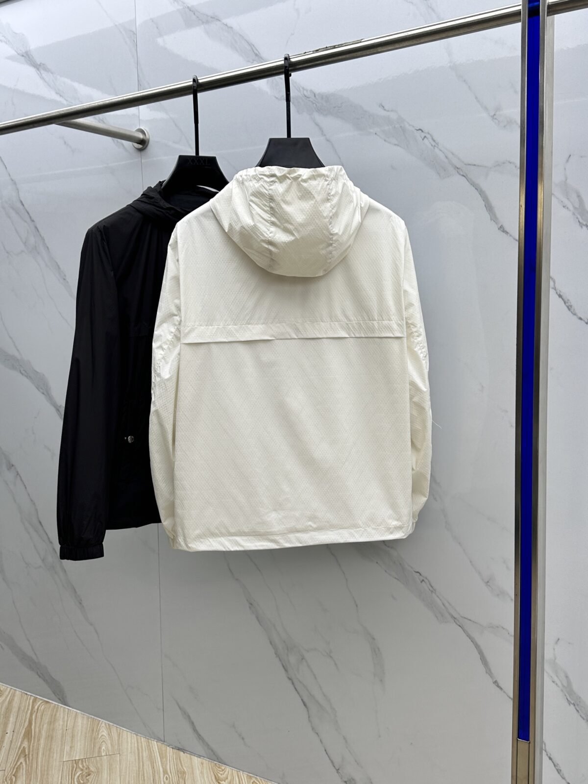 ⁦جاكيت برادا الرجالي الجديد بغطاء رأس⁩ - الصورة ⁦3⁩