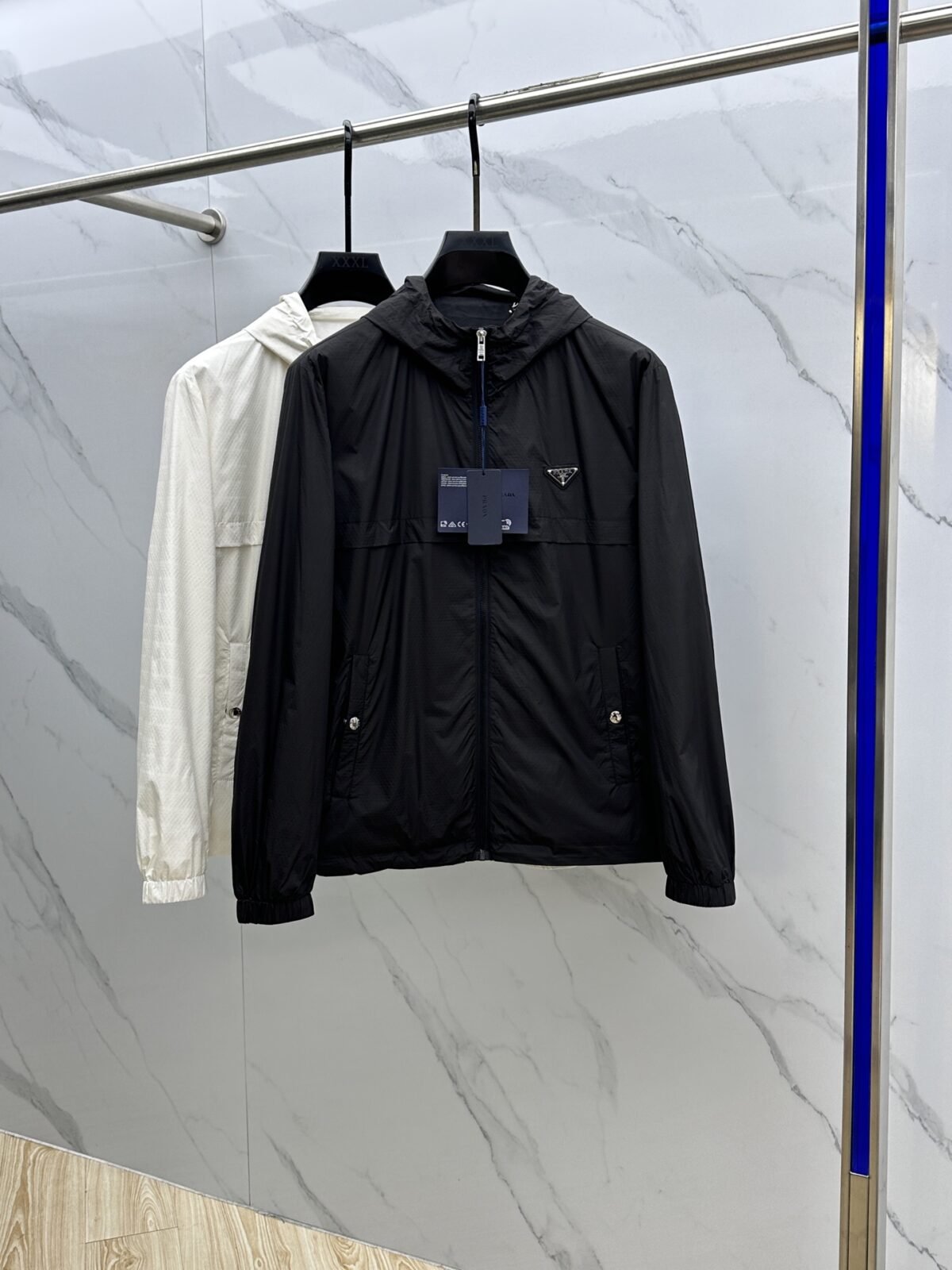 ⁦جاكيت برادا الرجالي الجديد بغطاء رأس⁩ - الصورة ⁦2⁩