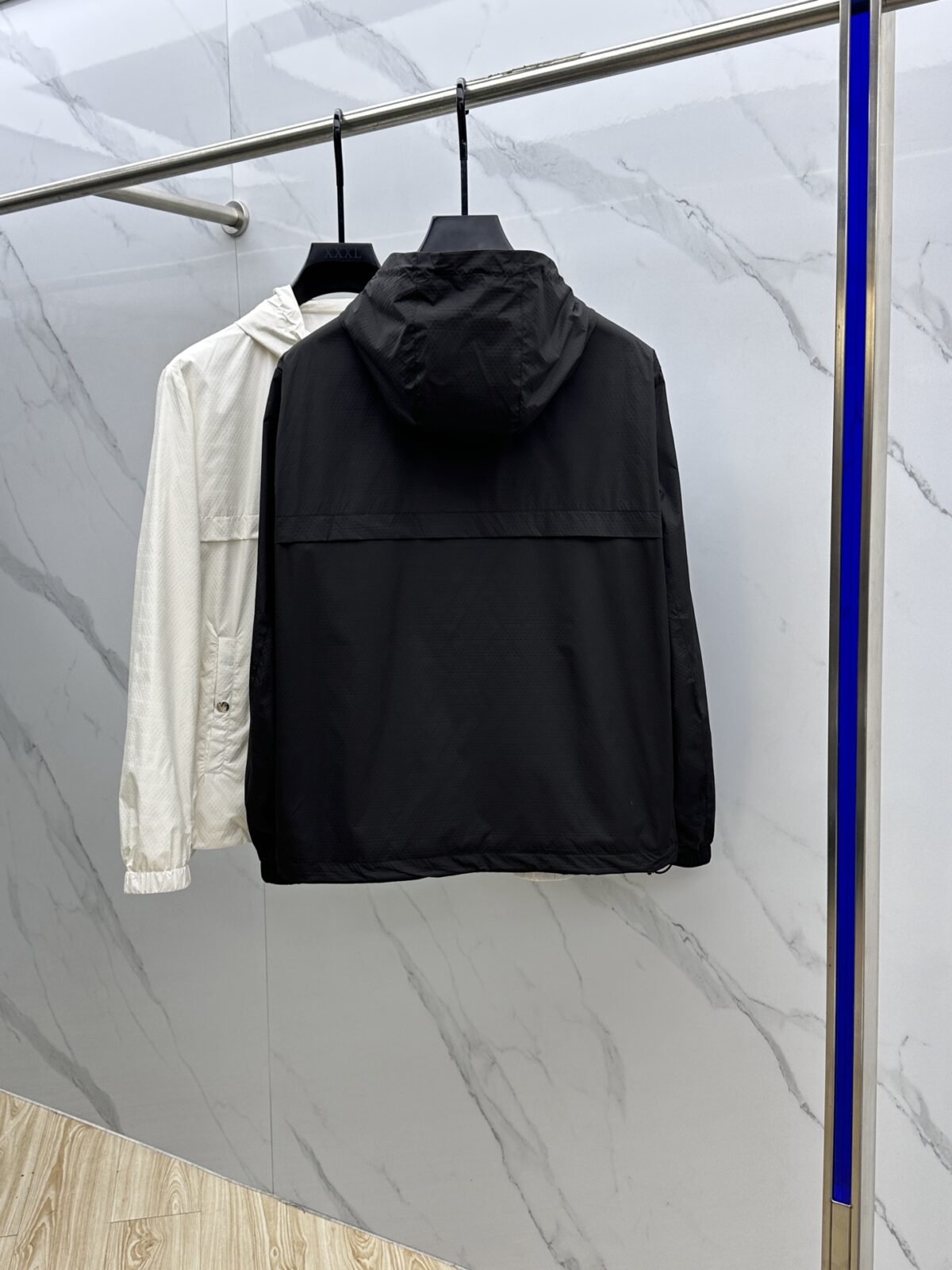 ⁦جاكيت برادا الرجالي الجديد بغطاء رأس⁩ - الصورة ⁦4⁩