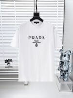 ⁦قميص برادا الجديد بأكمام قصيرة، مطبوع عليه شعار كلاسيكي.⁩ - الصورة ⁦2⁩