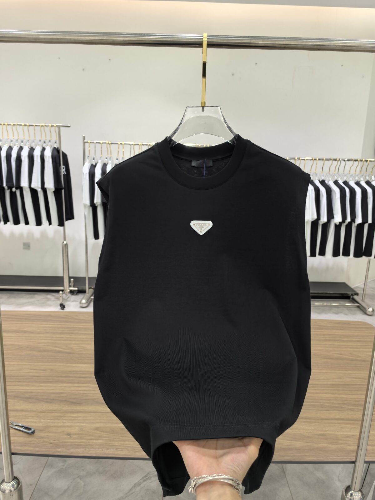 ⁦سترة برادا الرجالية الأنيقة بياقة دائرية⁩ - الصورة ⁦4⁩