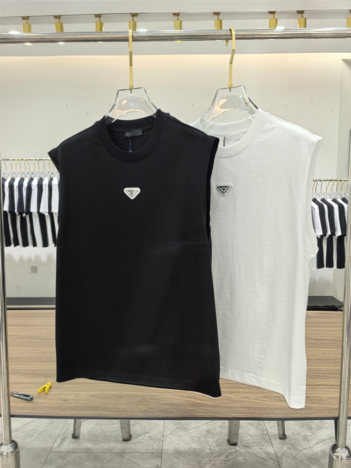 ⁦سترة برادا الرجالية الأنيقة بياقة دائرية⁩ - الصورة ⁦1⁩