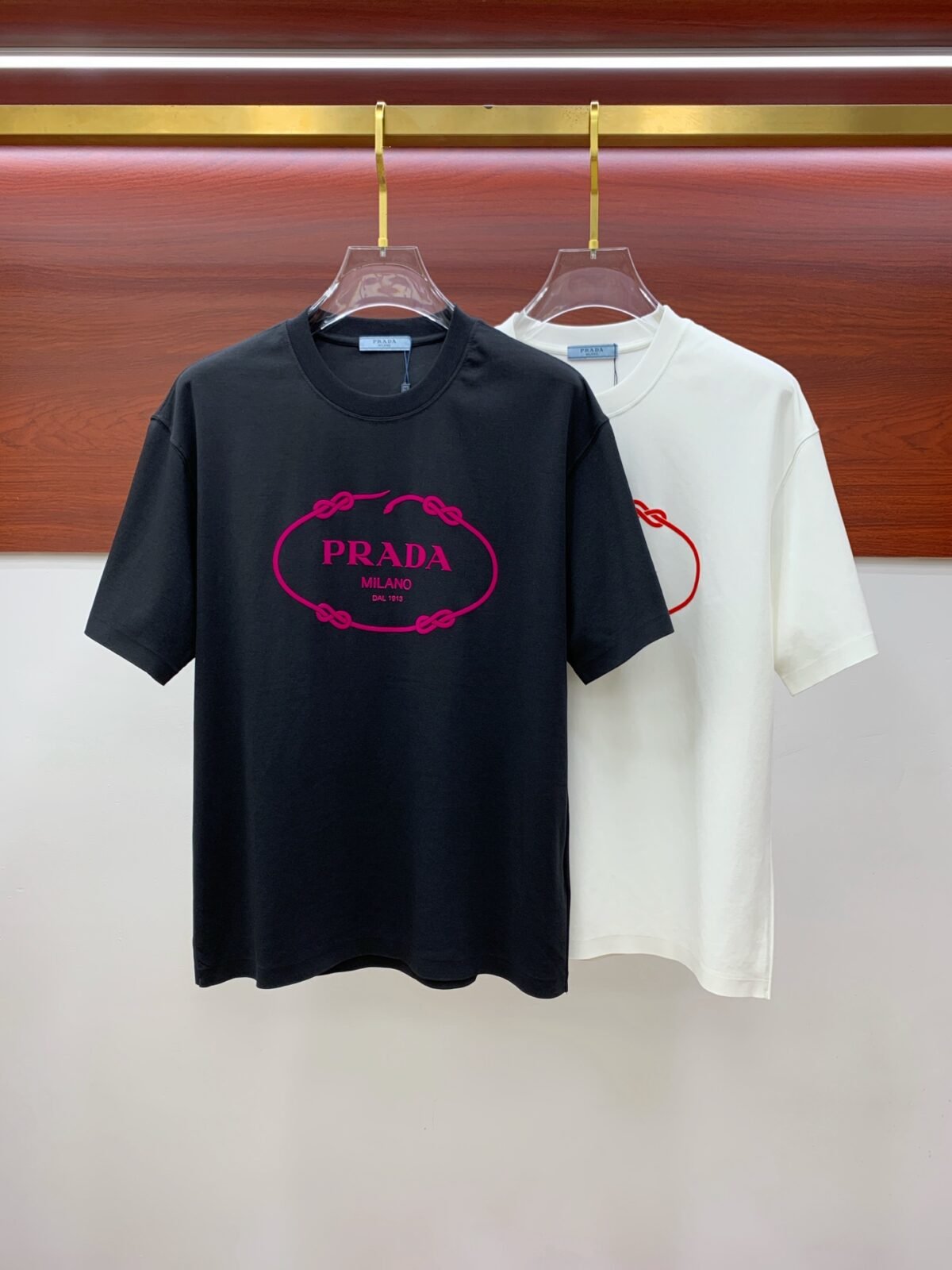 ⁦تيشيرت برادا الأنيق بياقة دائرية⁩ - الصورة ⁦1⁩