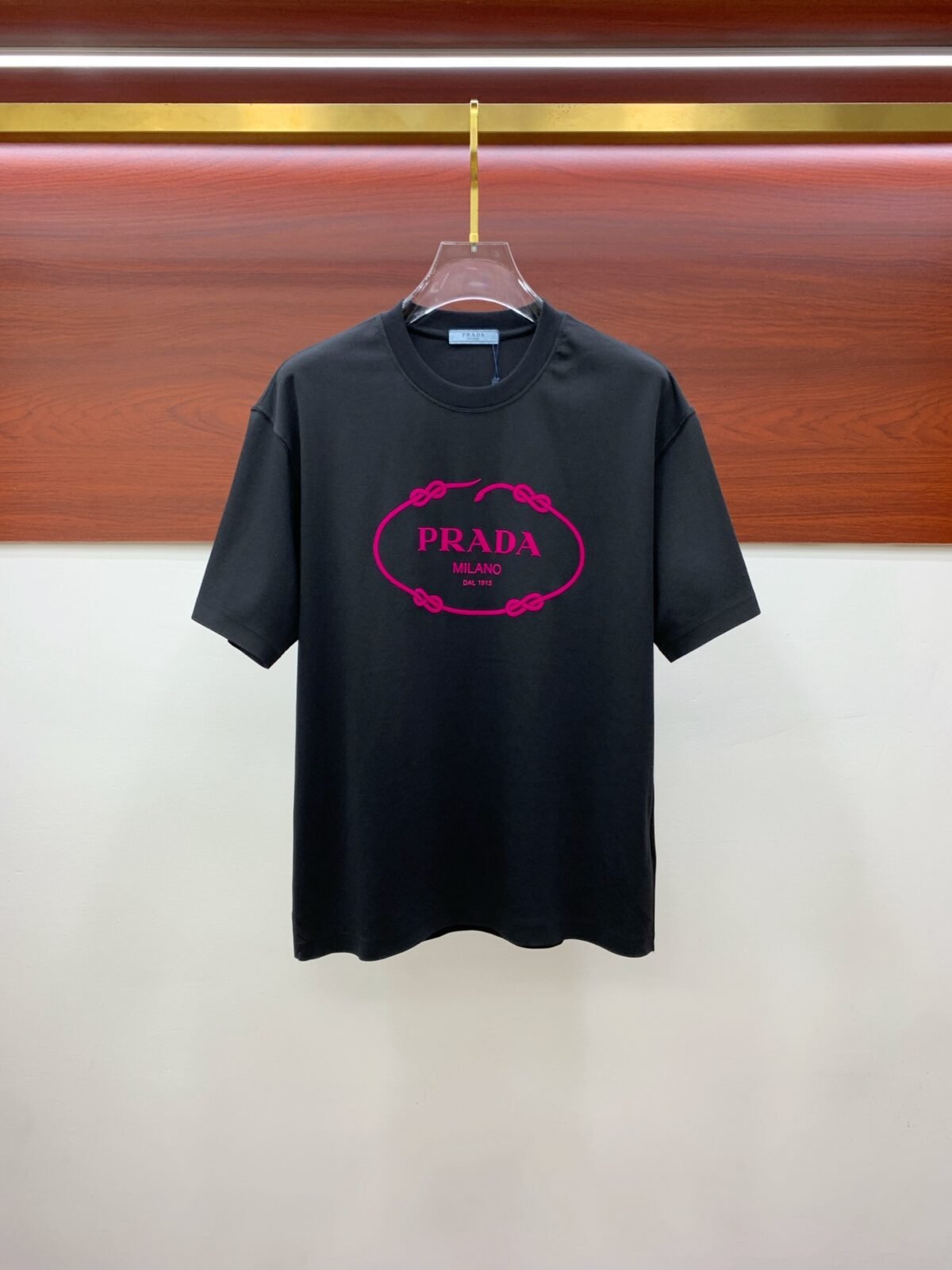 ⁦تيشيرت برادا الأنيق بياقة دائرية⁩ - الصورة ⁦3⁩