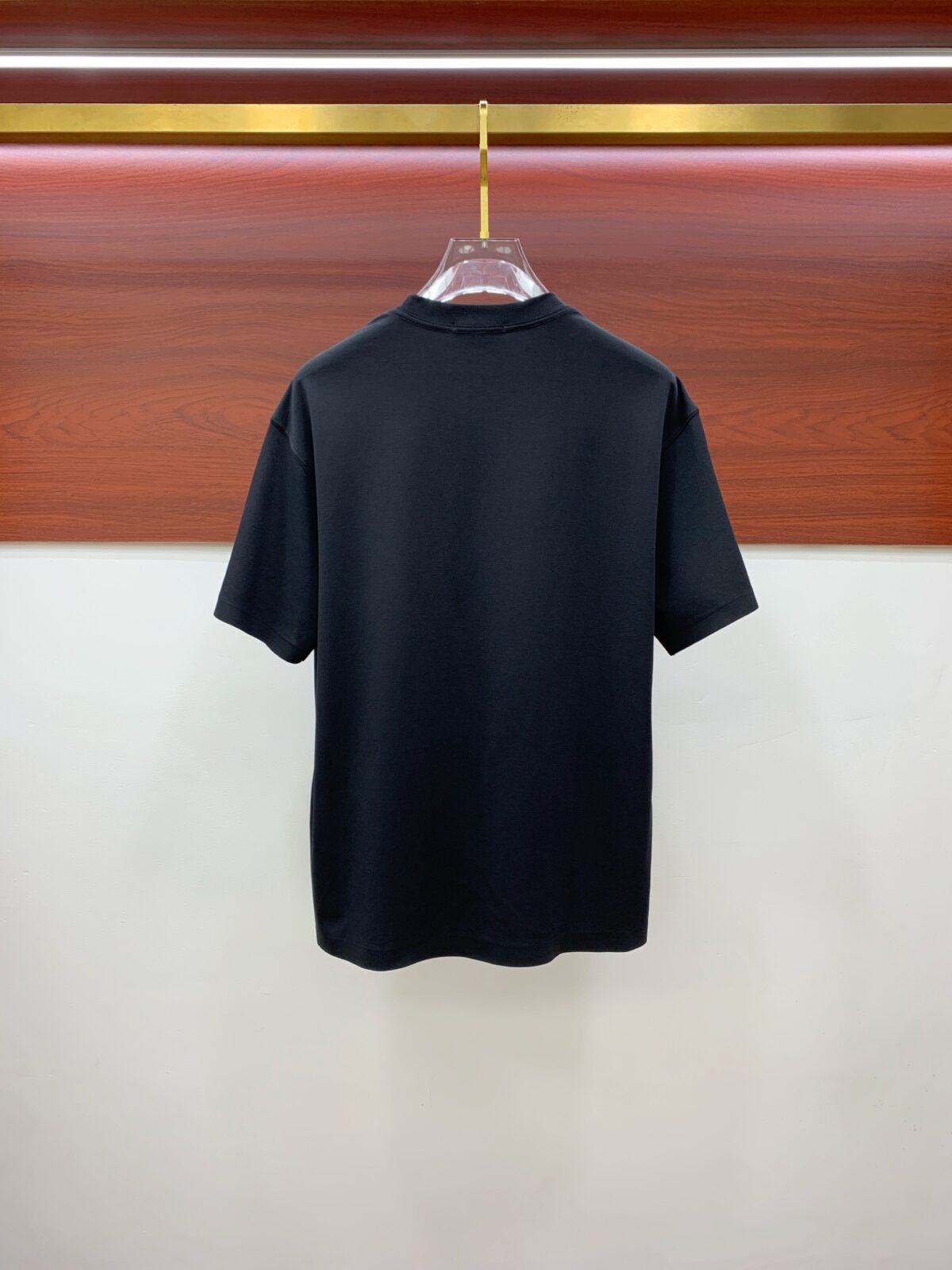 ⁦تيشيرت برادا الأنيق بياقة دائرية⁩ - الصورة ⁦5⁩