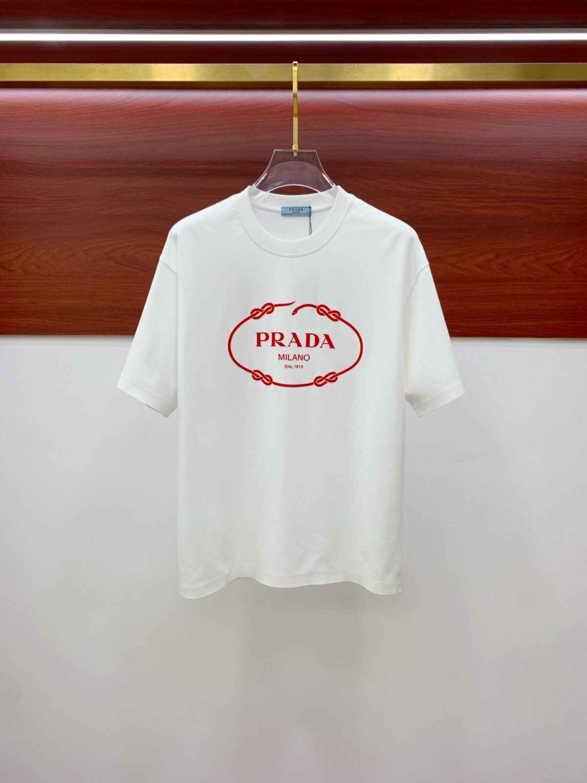 ⁦تيشيرت برادا الأنيق بياقة دائرية⁩ - الصورة ⁦2⁩