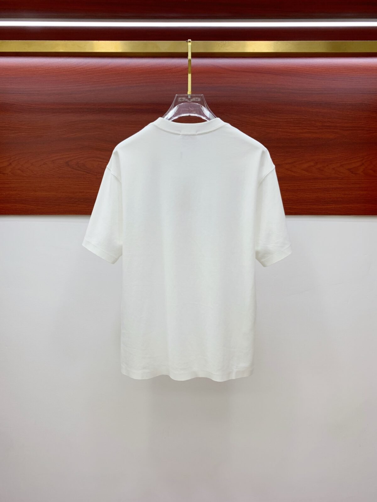 ⁦تيشيرت برادا الأنيق بياقة دائرية⁩ - الصورة ⁦4⁩