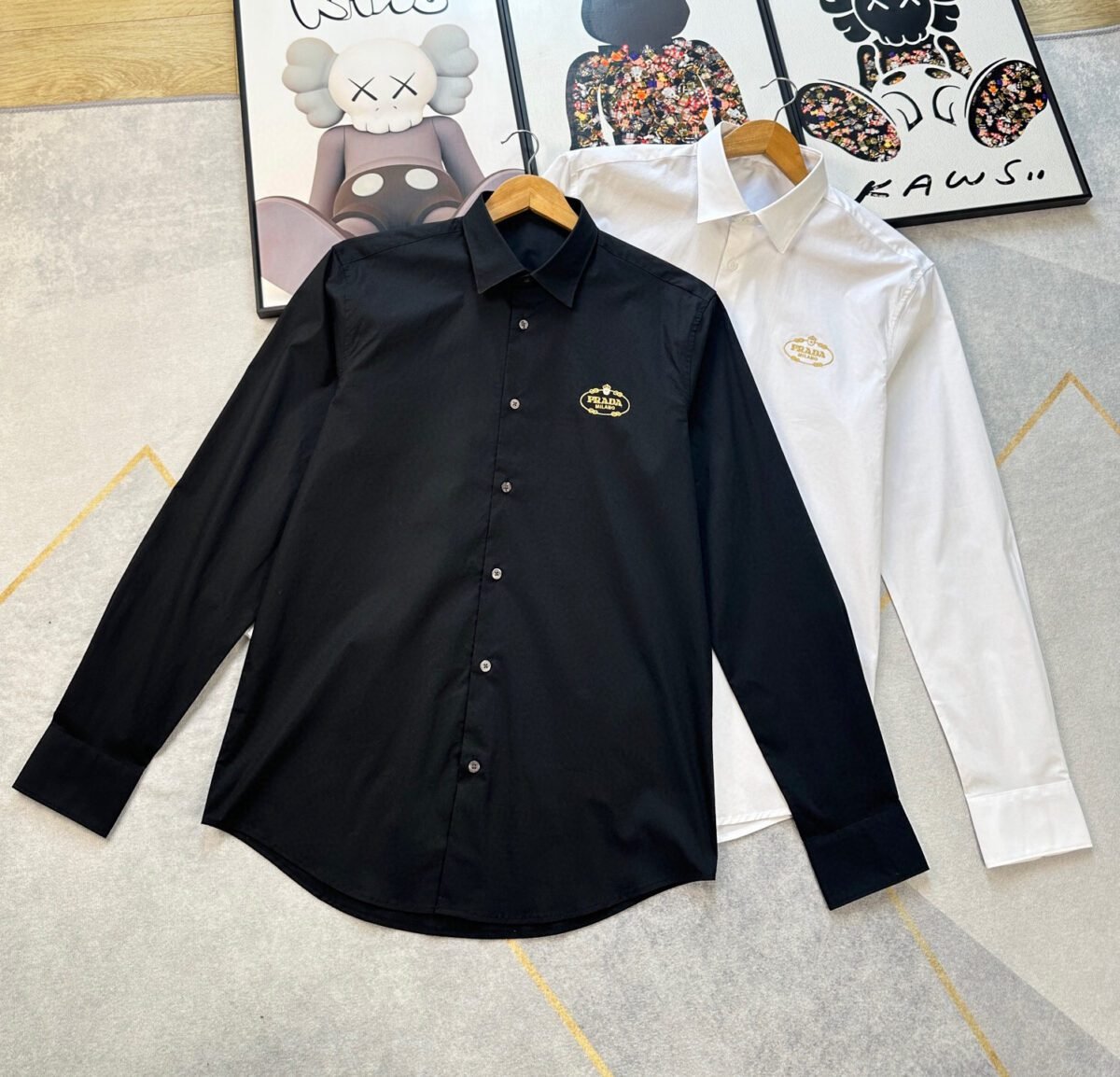 ⁦قميص برادا الجديد لرجال الأعمال، يتميز بأسلوب أنيق وعصري⁩ - الصورة ⁦1⁩