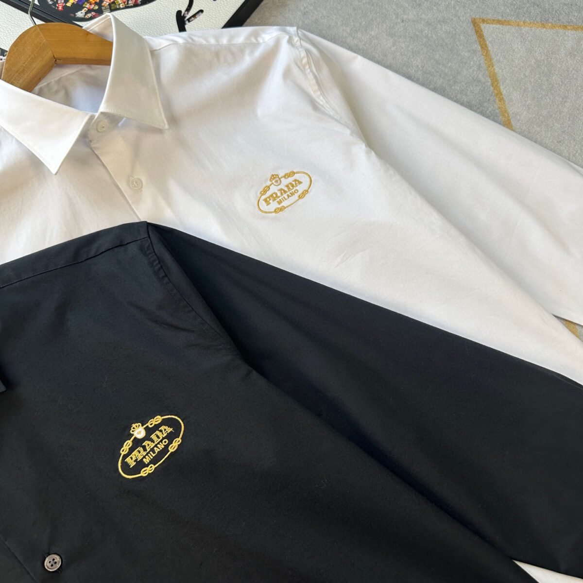 ⁦قميص برادا الجديد لرجال الأعمال، يتميز بأسلوب أنيق وعصري⁩ - الصورة ⁦4⁩