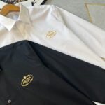 ⁦قميص برادا الجديد لرجال الأعمال، يتميز بأسلوب أنيق وعصري⁩ - الصورة ⁦4⁩