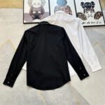 ⁦قميص برادا الجديد لرجال الأعمال، يتميز بأسلوب أنيق وعصري⁩ - الصورة ⁦2⁩