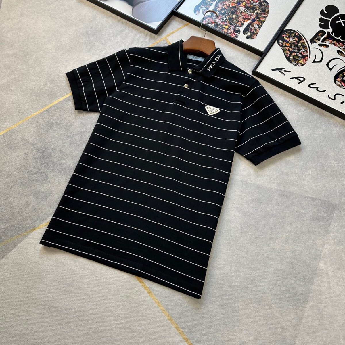 ⁦تي شيرت بولو برادا مخطط عالي الجودة بأكمام قصيرة وناعم ومحبوك.⁩ - الصورة ⁦1⁩