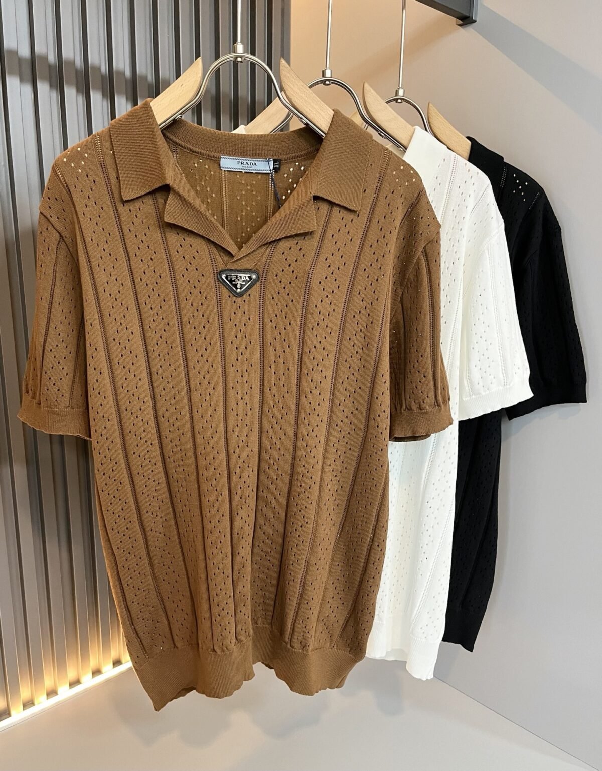 wsxc1747497202107_0 تي شيرت رجالي جديد من PRADA محبوك بأكمام قصيرة وياقة دائرية - الصورة 1