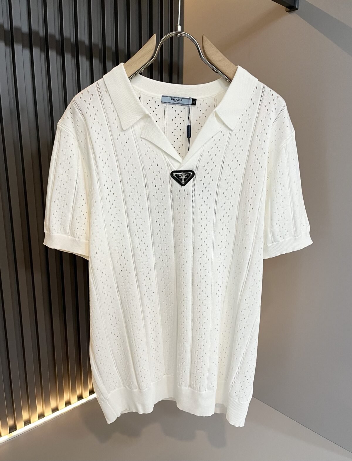 ⁦تي شيرت رجالي جديد من PRADA محبوك بأكمام قصيرة وياقة دائرية⁩ - الصورة ⁦4⁩