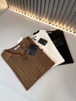 ⁦تي شيرت رجالي جديد من PRADA محبوك بأكمام قصيرة وياقة دائرية⁩ - الصورة ⁦8⁩