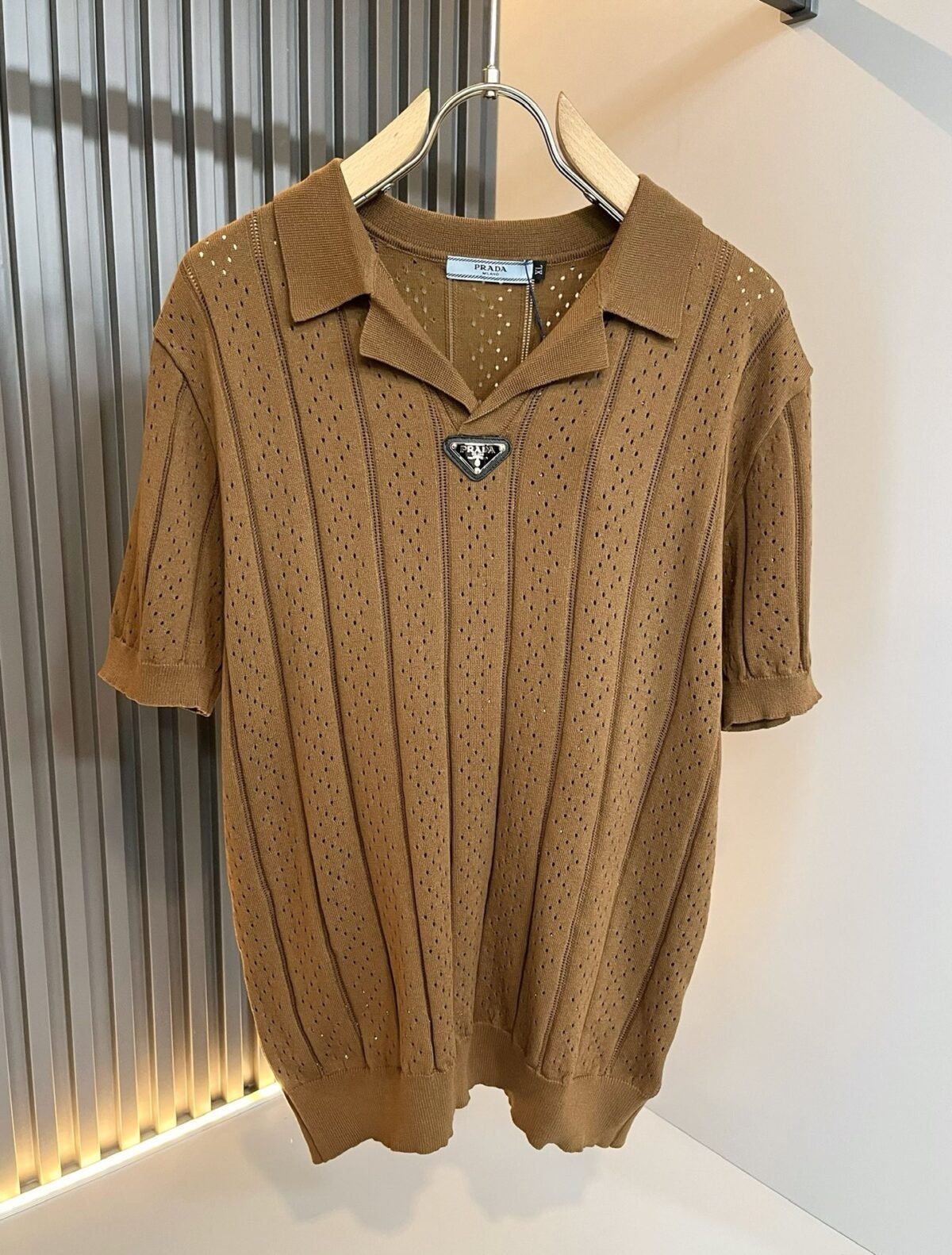 ⁦تي شيرت رجالي جديد من PRADA محبوك بأكمام قصيرة وياقة دائرية⁩ - الصورة ⁦2⁩