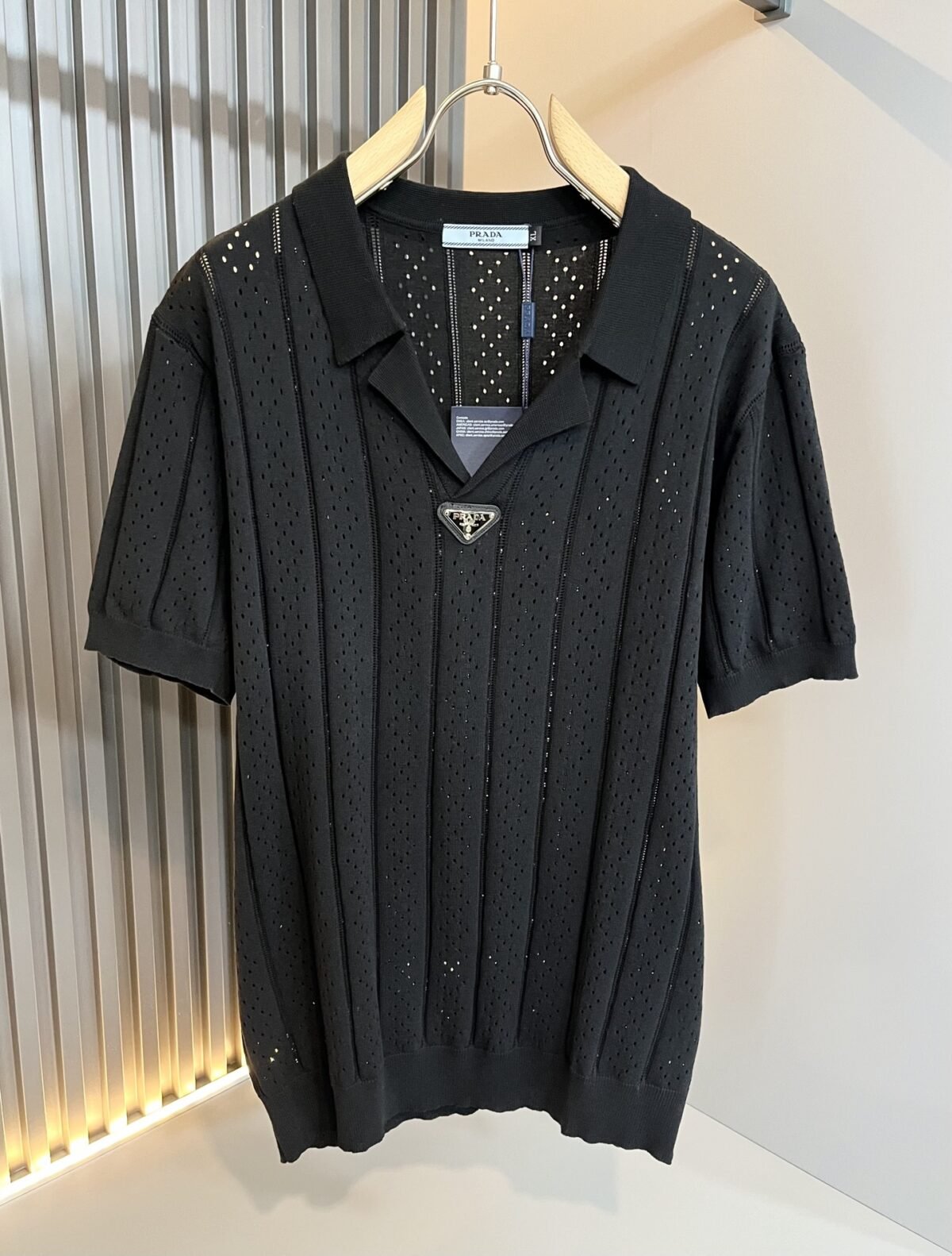 ⁦تي شيرت رجالي جديد من PRADA محبوك بأكمام قصيرة وياقة دائرية⁩ - الصورة ⁦3⁩