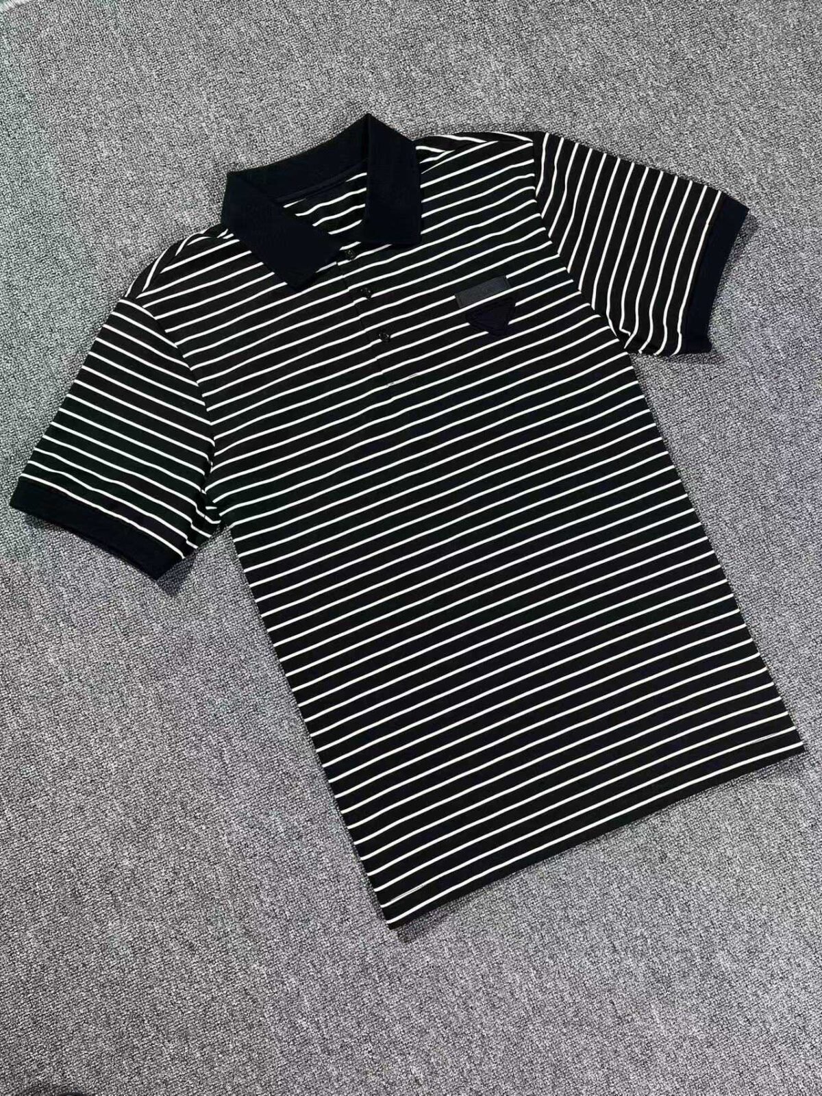 ⁦قميص بولو رجالي صيفي جديد من برادا، شبكي، كاجوال، بأكمام قصيرة، بشعار كلاسيكي، بتصميم أنيق⁩ - الصورة ⁦2⁩