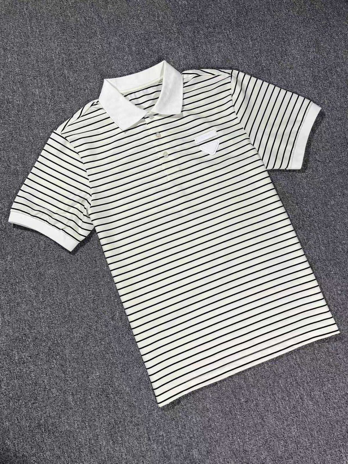 ⁦قميص بولو رجالي صيفي جديد من برادا، شبكي، كاجوال، بأكمام قصيرة، بشعار كلاسيكي، بتصميم أنيق⁩ - الصورة ⁦3⁩