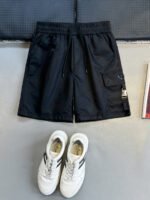 ⁦شورت جديد عالي الجودة، مصنوع من خامات وأقمشة متناسقة، وجيوب منسوجة، وشعار كلاسيكي مثلث الشكل⁩ - الصورة ⁦2⁩