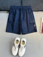 شورت جديد عالي الجودة، مصنوع من خامات وأقمشة متناسقة، وجيوب منسوجة، وشعار كلاسيكي مثلث الشكل