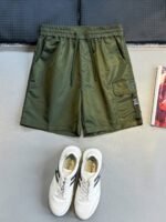 ⁦شورت جديد عالي الجودة، مصنوع من خامات وأقمشة متناسقة، وجيوب منسوجة، وشعار كلاسيكي مثلث الشكل⁩ - الصورة ⁦3⁩